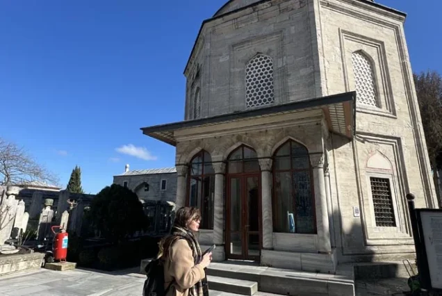 Tour guide at Mimar Sinan tomb Istanbul