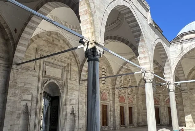 Tour guide at Sehzade Mosque courtyard
